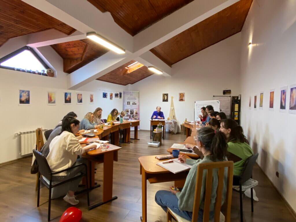 Întâlnire de grup într-o sală de clasă.