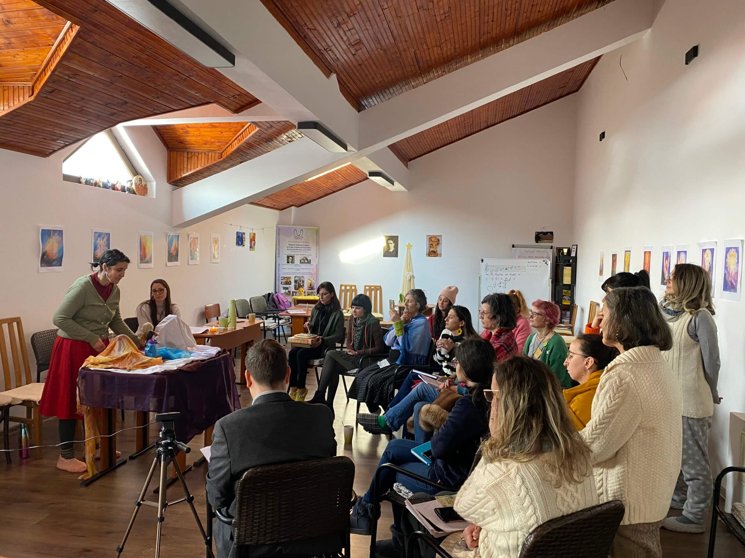 Atelier de artă cu participanți în sală.