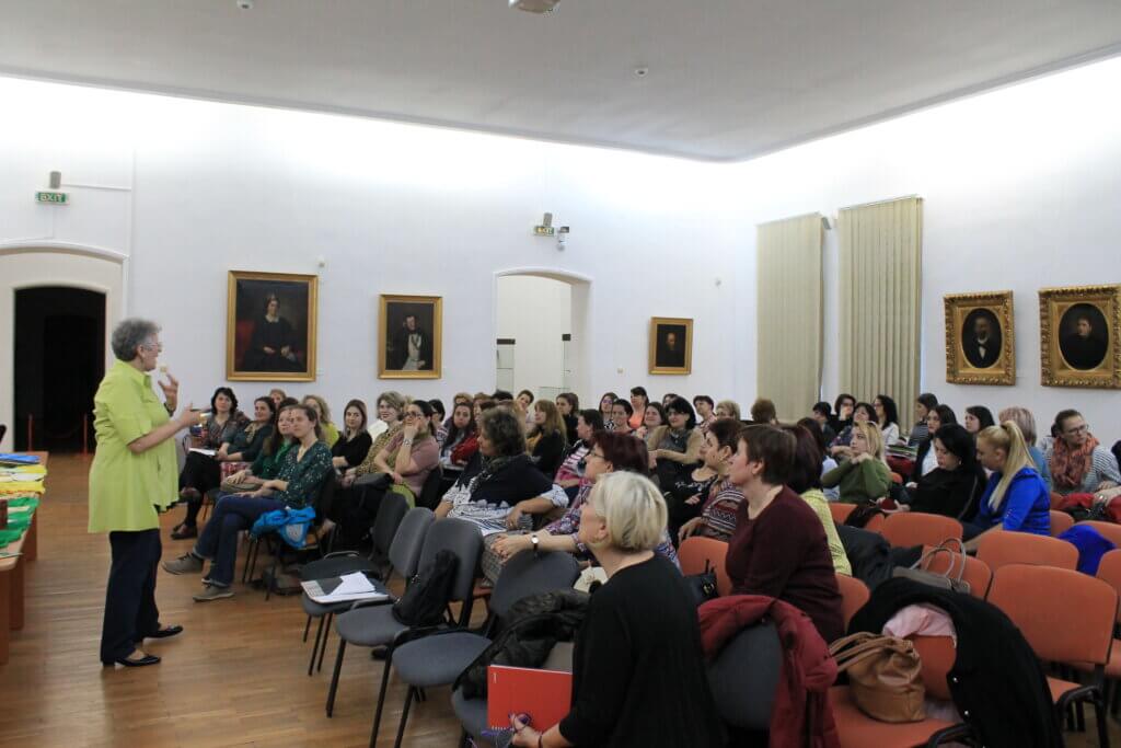 Prezentare educativă cu participare numeroasă în sală.